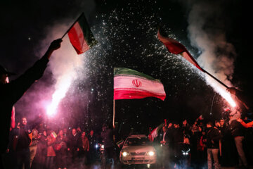 شادی مردم پس از پیروزی تیم ملی فوتبال- مشهد