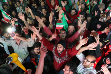 شادی مردم پس از پیروزی تیم ملی فوتبال- مشهد