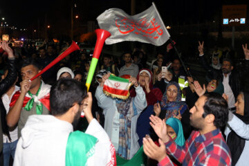 شادی مردم پس از پیروزی تیم ملی فوتبال- شیراز