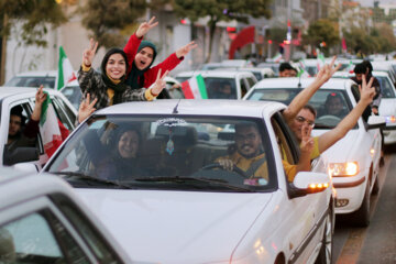 شادی مردم پس از پیروزی تیم ملی فوتبال- بیرجند