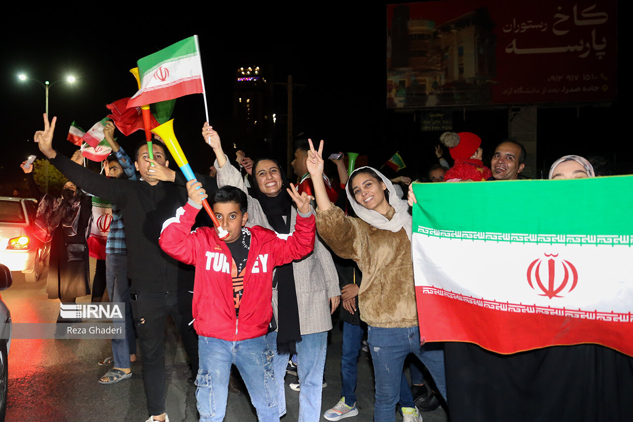 شادمانی مردم شیراز از پیروزی تیم ملی فوتبال + فیلم
