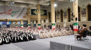 Eine Gruppe von Basij-Mitgliedern trifft sich mit Ayatollah Khamenei