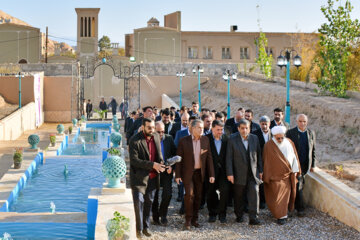 «سید عزت الله ضرغامی» وزیر میراث فرهنگی، گردشگری و صنایع دستی در سفر به استان یزد، طرح توسعه مجموعه گردشگری باغ «علی نقی خان» شهر تفت را افتتاح و از خانه های تاریخی، قلعه ها، تکیه ها، حسینیه، زورخانه و کوچه باغهای تفت بازدید کرد