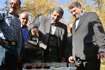 «سید عزت الله ضرغامی» وزیر میراث فرهنگی، گردشگری و صنایع دستی در سفر به استان یزد، طرح توسعه مجموعه گردشگری باغ «علی نقی خان» شهر تفت را افتتاح و از خانه های تاریخی، قلعه ها، تکیه ها، حسینیه، زورخانه و کوچه باغهای تفت بازدید کرد