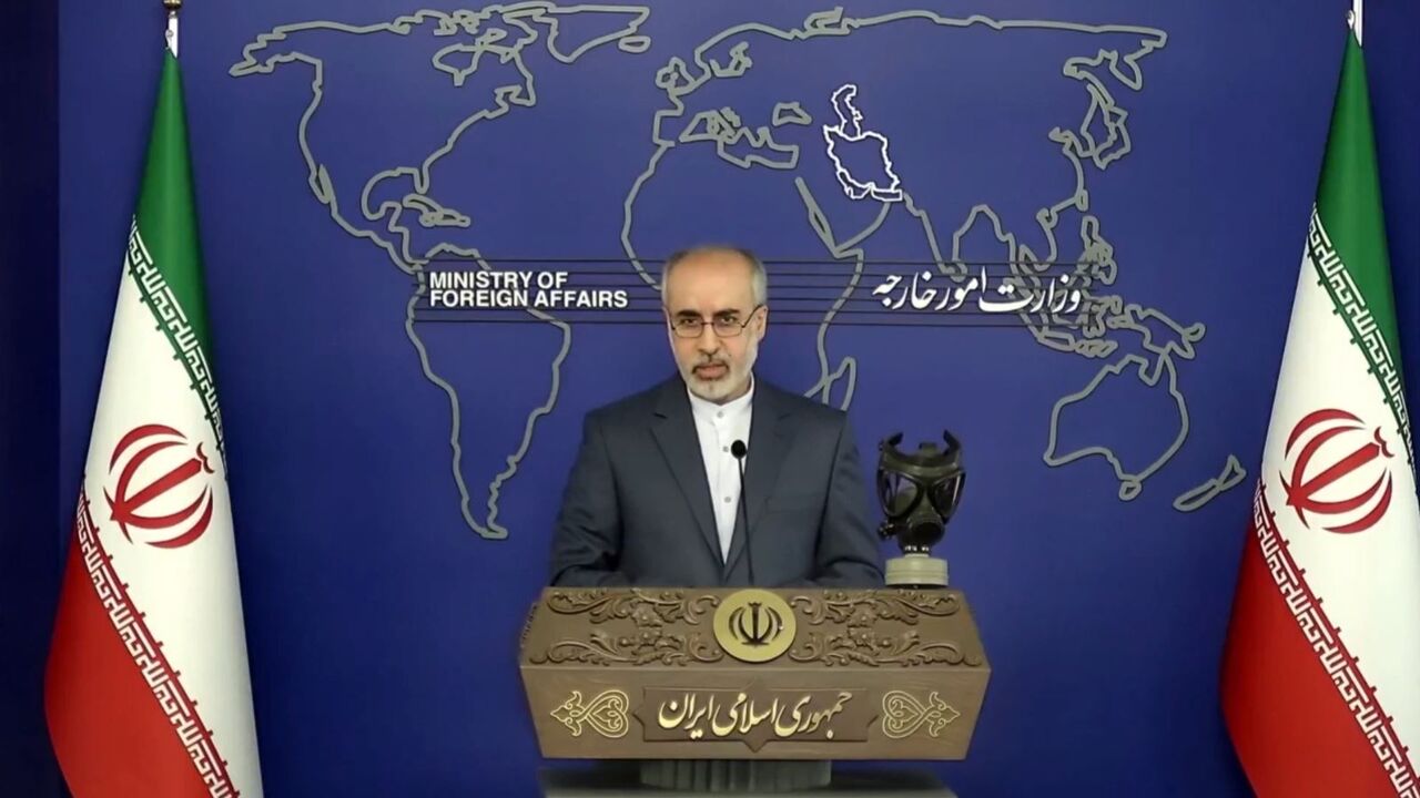 El portavoz de la Cancillería Iraní trae una máscara química a la conferencia de prensa semanal