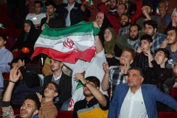 تماشای دیدار ایران و آمریکا در سینما سپیدرود رشت