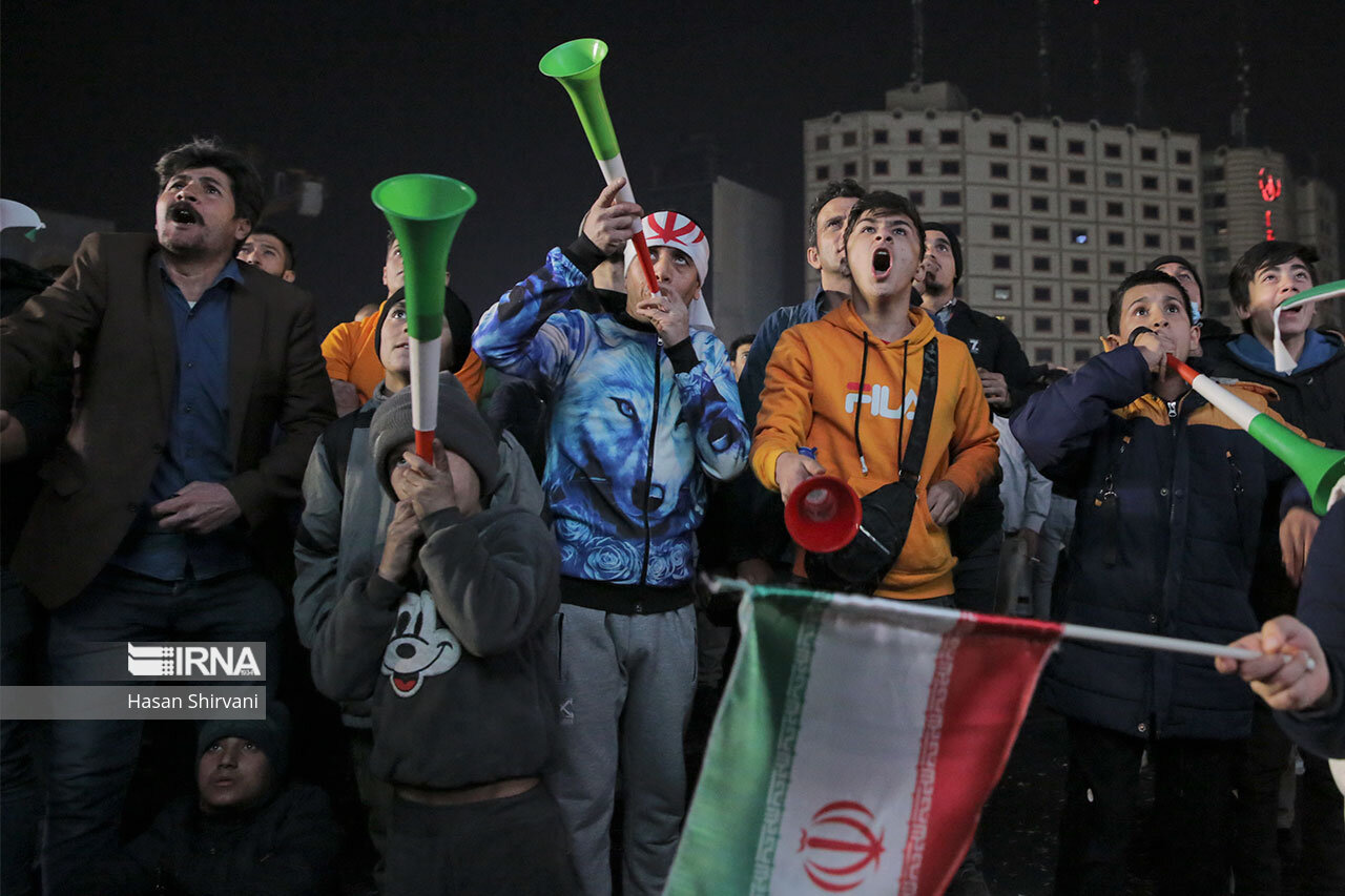 تجمع مردم در فرودگاه امام برای استقبال از تیم ملی ایران+ فیلم