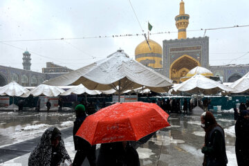 Llega la primera nieve otoñal a Mashhad