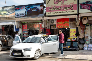 Los iraníes en todo el país realizan sus negocios como los días anteriores