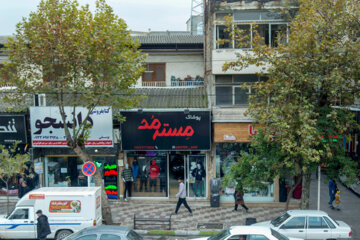 Los iraníes en todo el país realizan sus negocios como los días anteriores