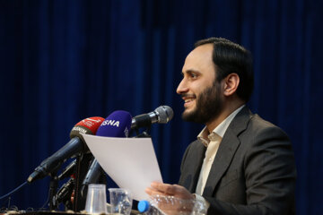 Le porte-parole du gouvernement de la République islamique d’Iran (RII), Ali Bahadori Jahromi, a répondu aux questions des étudiants ce mardi soir (6 décembre 2022) à la veille de la Journée nationale des Etudiants (16 Azar) en se déplaçant à l'Université des Sciences et Technologies de Téhéran. (Photo : Marziyeh Moussavi)