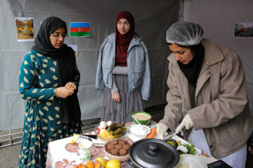 
Festival de la cuisine estudiantine à Téhéran en présence d'#étudiants iraniens et étrangers de l'Université des Sciences médicales, le mardi 6 décembre 2022. (Photo : Hossein Shirvani)
