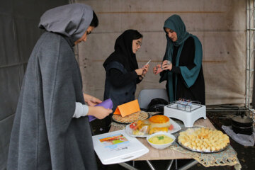 
Festival de la cuisine estudiantine à Téhéran en présence d'#étudiants iraniens et étrangers de l'Université des Sciences médicales, le mardi 6 décembre 2022. (Photo : Hossein Shirvani)
