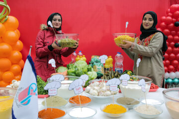 
Festival de la cuisine estudiantine à Téhéran en présence d'#étudiants iraniens et étrangers de l'Université des Sciences médicales, le mardi 6 décembre 2022. (Photo : Hossein Shirvani)
