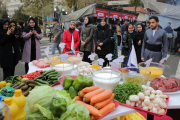 
Festival de la cuisine estudiantine à Téhéran en présence d'#étudiants iraniens et étrangers de l'Université des Sciences médicales, le mardi 6 décembre 2022. (Photo : Hossein Shirvani)
