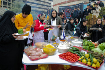 
Festival de la cuisine estudiantine à Téhéran en présence d'#étudiants iraniens et étrangers de l'Université des Sciences médicales, le mardi 6 décembre 2022. (Photo : Hossein Shirvani)
