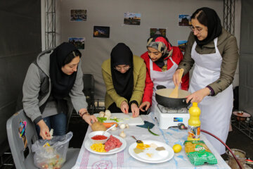 
Festival de la cuisine estudiantine à Téhéran en présence d'#étudiants iraniens et étrangers de l'Université des Sciences médicales, le mardi 6 décembre 2022. (Photo : Hossein Shirvani)
