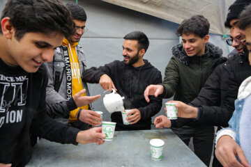 
Festival de la cuisine estudiantine à Téhéran en présence d'#étudiants iraniens et étrangers de l'Université des Sciences médicales, le mardi 6 décembre 2022. (Photo : Hossein Shirvani)
