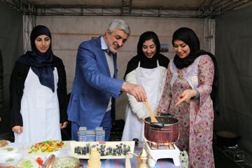 
Festival de la cuisine estudiantine à Téhéran en présence d'#étudiants iraniens et étrangers de l'Université des Sciences médicales, le mardi 6 décembre 2022. (Photo : Hossein Shirvani)
