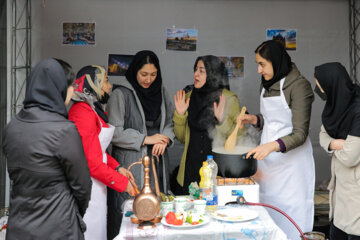 
Festival de la cuisine estudiantine à Téhéran en présence d'#étudiants iraniens et étrangers de l'Université des Sciences médicales, le mardi 6 décembre 2022. (Photo : Hossein Shirvani)
