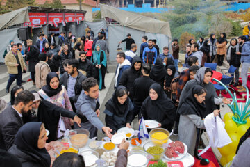 
Festival de la cuisine estudiantine à Téhéran en présence d'#étudiants iraniens et étrangers de l'Université des Sciences médicales, le mardi 6 décembre 2022. (Photo : Hossein Shirvani)
