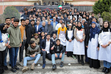 
Festival de la cuisine estudiantine à Téhéran en présence d'#étudiants iraniens et étrangers de l'Université des Sciences médicales, le mardi 6 décembre 2022. (Photo : Hossein Shirvani)
