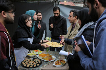 
Festival de la cuisine estudiantine à Téhéran en présence d'#étudiants iraniens et étrangers de l'Université des Sciences médicales, le mardi 6 décembre 2022. (Photo : Hossein Shirvani)
