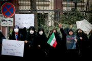 Congregación de mujeres iraníes frente a la misión de la ONU en Teherán
