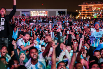 Mundial de Catar 2022: Los aficionados de fútbol disfrutan el partido de Argentina ante Croacia en Fan Festival