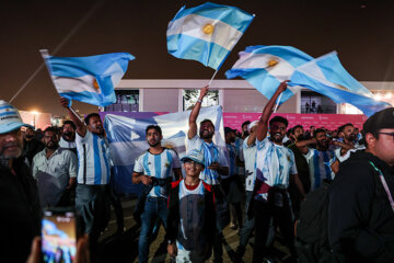 Mundial de Catar 2022: Los aficionados de fútbol disfrutan el partido de Argentina ante Croacia en Fan Festival