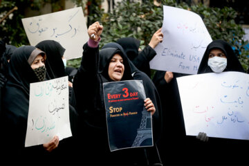 Congregación de mujeres iraníes frente a la misión de la ONU en Teherán