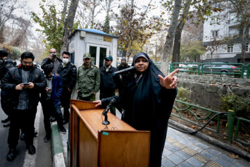 Congregación de mujeres iraníes frente a la misión de la ONU en Teherán