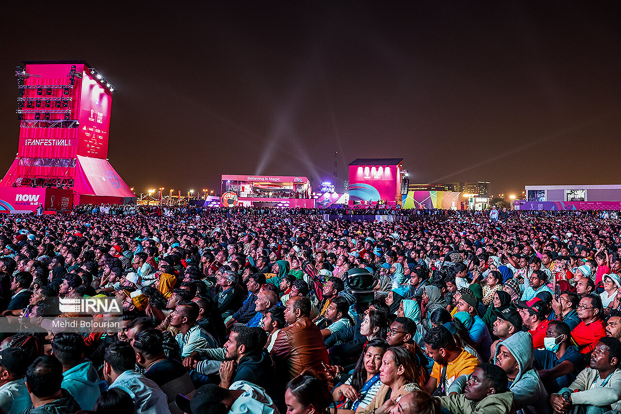 قطر میں فیفا فین فیسٹ میں ورلڈ کپ کے سیمی فائنل میچ کے دیکھنے کے مناظر
