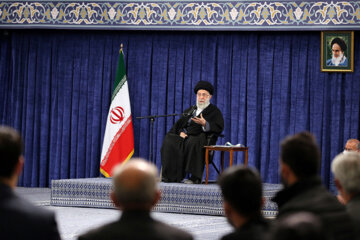 El encuentro del Ayatolá Jamenei con las familias de los mártires del incidente terrorista del Shah Cheraq 