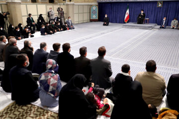 El encuentro del Ayatolá Jamenei con las familias de los mártires del incidente terrorista del Shah Cheraq 