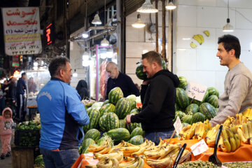 Los habitantes de la ciudad de Qazvin realizan las compras para la noche de Yalda
