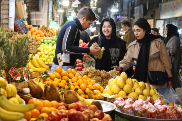 Los habitantes de la ciudad de Qazvin realizan las compras para la noche de Yalda
