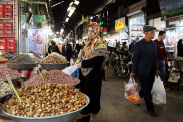 Los habitantes de la ciudad de Qazvin realizan las compras para la noche de Yalda
