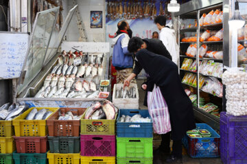 Los habitantes de la ciudad de Qazvin realizan las compras para la noche de Yalda
