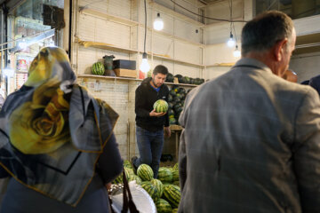 Los habitantes de la ciudad de Qazvin realizan las compras para la noche de Yalda
