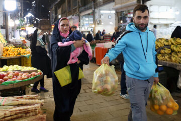 Los habitantes de la ciudad de Qazvin realizan las compras para la noche de Yalda
