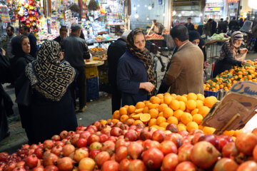 Los habitantes de la ciudad de Qazvin realizan las compras para la noche de Yalda
