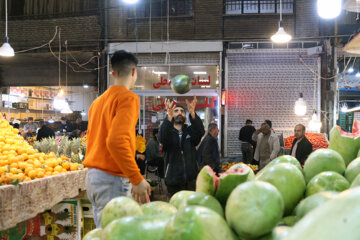 Los habitantes de la ciudad de Qazvin realizan las compras para la noche de Yalda
