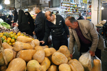 Los habitantes de la ciudad de Qazvin realizan las compras para la noche de Yalda
