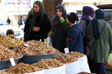 Los habitantes de la ciudad de Qazvin realizan las compras para la noche de Yalda
