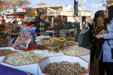 Los habitantes de la ciudad de Qazvin realizan las compras para la noche de Yalda
