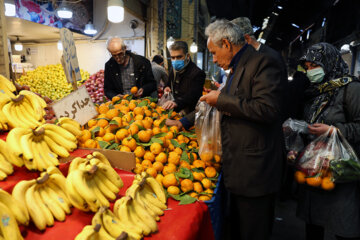 Los habitantes de la ciudad de Qazvin realizan las compras para la noche de Yalda
