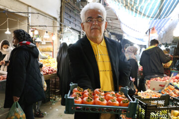 Los habitantes de la ciudad de Qazvin realizan las compras para la noche de Yalda
