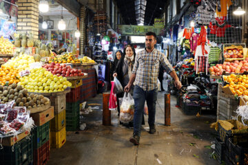 Los habitantes de la ciudad de Qazvin realizan las compras para la noche de Yalda
