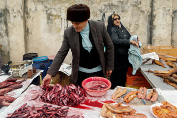 Compras para la noche de Yalda en Rasht
